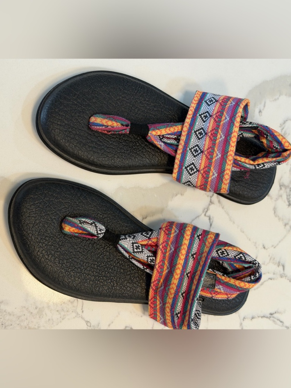 Sanuk yoga mat Black Sandals with Multicolor Aztec Straps